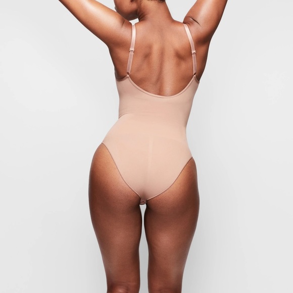 SKIMS Sculpting Bodysuit with Snaps in Sienna Small - Picture 4 of 8